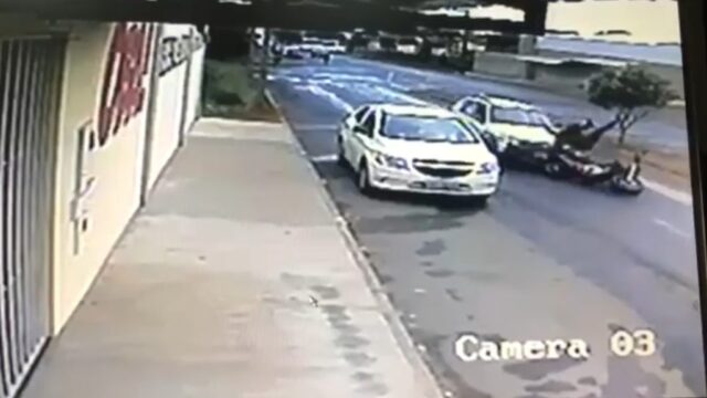 Câmera de segurança registra motociclista sendo atropelado por carro em Catalão; veja vídeo