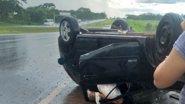 Capotamento de carro deixa feridos na BR-050 em Catalão