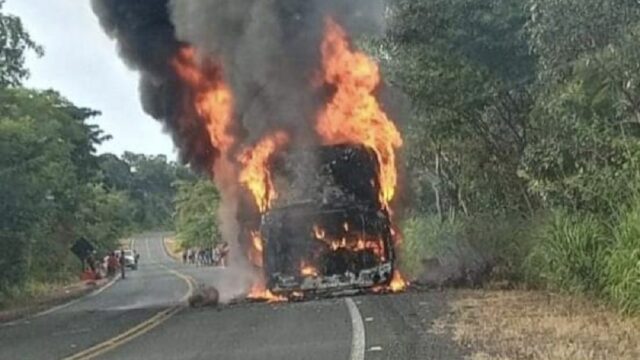 Ônibus fica destruído após incêndio na G0-139, entre Rio Paranaíba e Corumbaíba