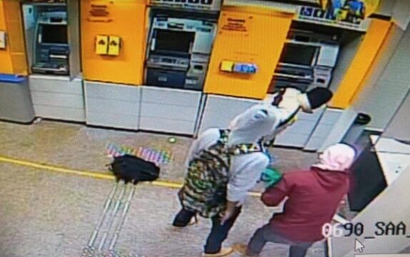 Assaltantes fazem refém, explodem caixas eletrônicos, mas fogem sem levar nada, em Santa Helena de Goiás