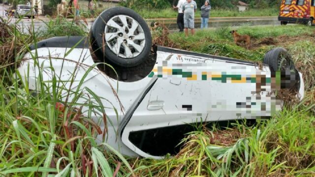 Carro capota após saída de pista na GO-330, em Ipameri