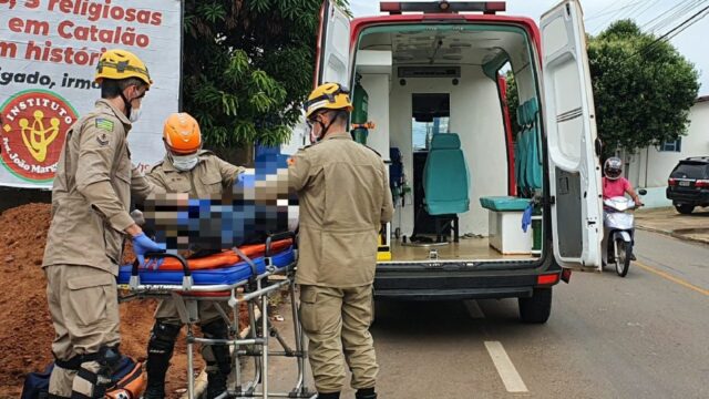 Motociclista fica ferido após colidir com traseira de carro em Catalão