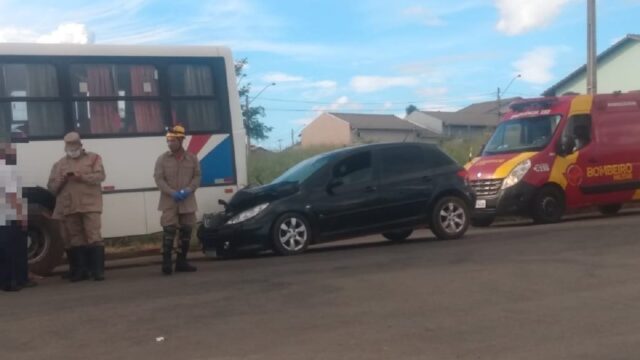 Carro bate em traseira de ônibus em Catalão