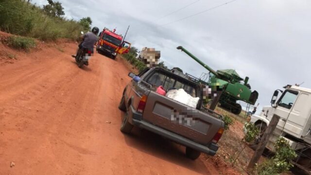 Bombeiros são acionados para combater incêndio em colheitadeira, em Ouvidor