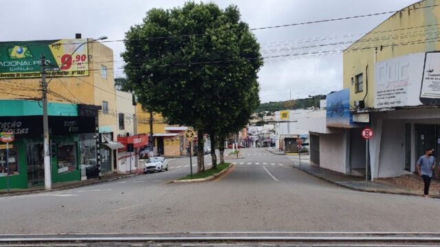 Ruas com pouco movimento e lojas fechadas marcam 2º dia útil em Catalão após medidas de restrições; FOTOS