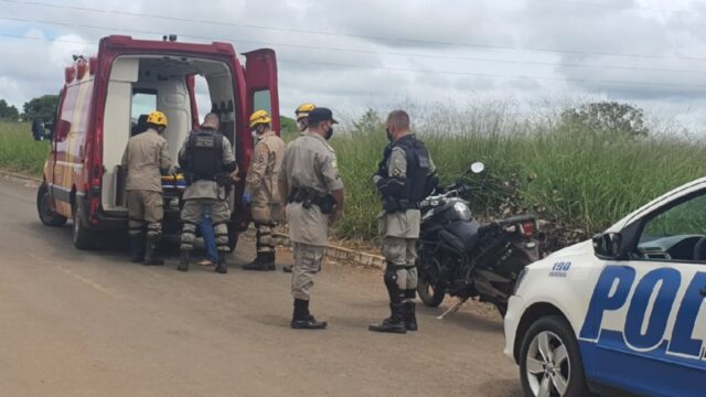 Motociclista tenta fugir de abordagem policial e bate em viatura da PM em Catalão