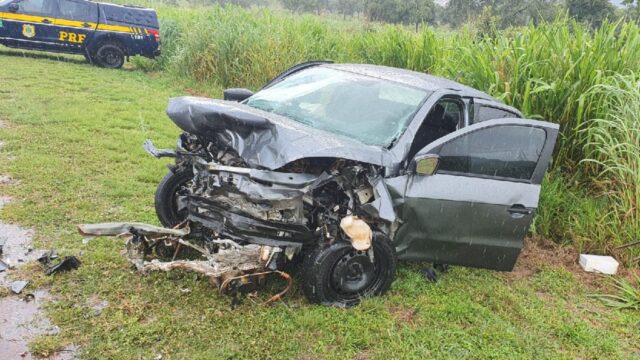 Motorista morre em colisão frontal entre dois carros na BR-050, em Catalão