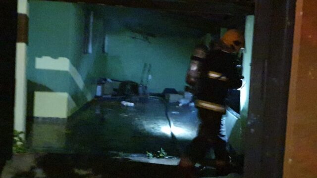 Corpo de Bombeiros combate incêndio em residência no Bairro Santa Cruz