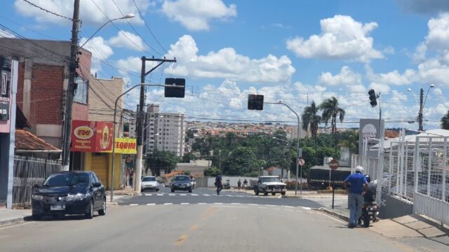 Semáforo é instalado no cruzamento da Praça da Igreja Velha Matriz em Catalão