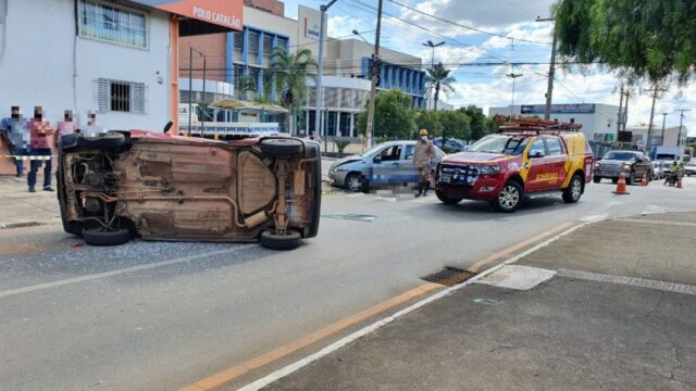 Carro tomba após colisão em cruzamento no Centro de Catalão; veja vídeo