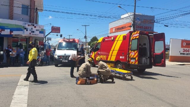 Mulher fica ferida em colisão entre carro e moto em Catalão