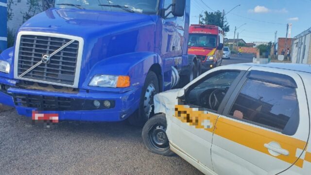 Motorista fica ferido após colide contra caminhão estacionado em Catalão
