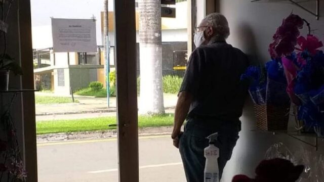 O olhar do comerciante Catalano amanheceu assim