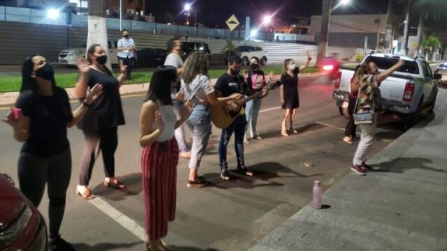Fiéis da Igreja Ministério Palavra da Reconciliação (MPR), cantam e oram para pacientes da Covid-19 e trabalhadores da saúde em frente a hospitais em Catalão
