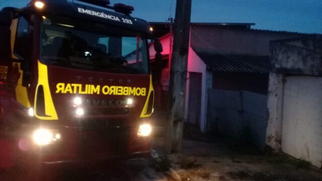 Corpo de Bombeiros combate principio de incêndio em imóvel abandonado em Ipameri