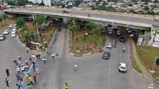 Manifestantes tentam bloquear trânsito na BR 153