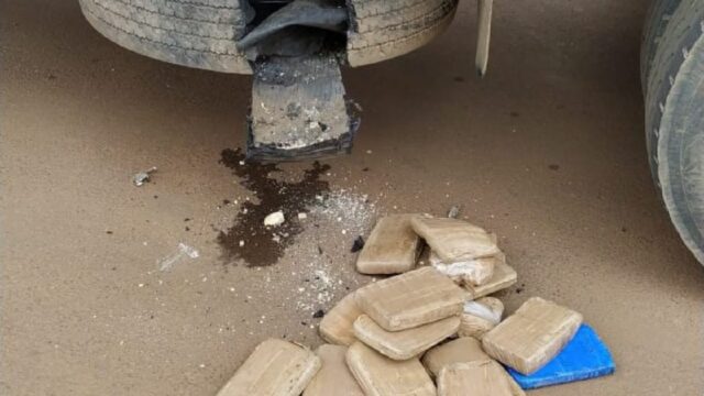 PRF faz nova apreensão de cocaína escondida em pneu de caminhão