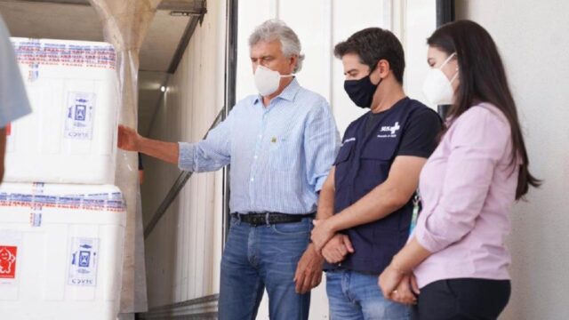 Governo de Goiás começa a vacinar contra Covid-19 idosos de 70 anos com 129 mil doses recebidas, número recorde para primeira aplicação
