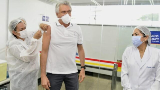 “Vou me sentir realizado na hora em que puder assistir os 7,2 milhões de goianos sendo vacinados”, diz Caiado ao receber primeira dose da CoronaVac