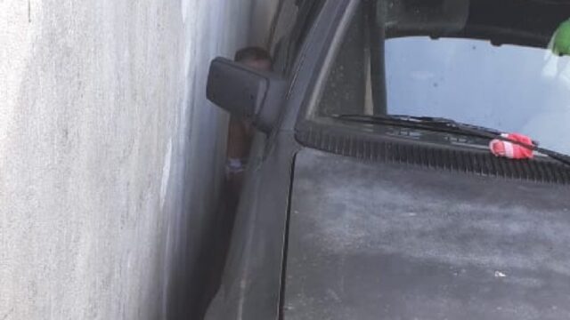 Desesperador! Bombeiros resgatam criança de 2 anos presa entre carro e parede em Pires do Rio