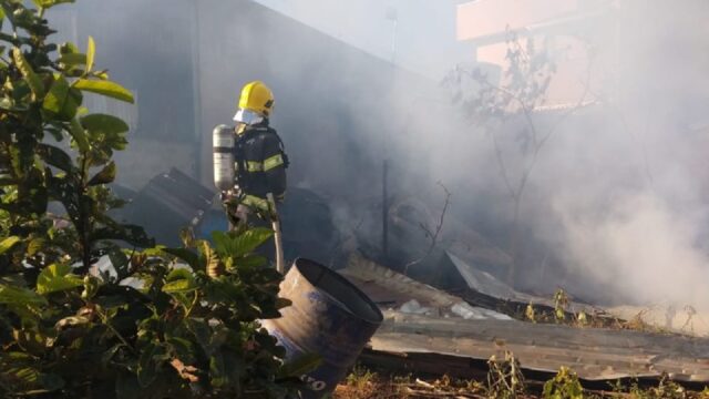 Bombeiros combatem incêndio em deposito em Catalão