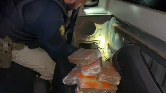 Após receber ordem de parada da PRF, motorista foge e abandona veículo com carga milionária de droga em Jataí (GO)