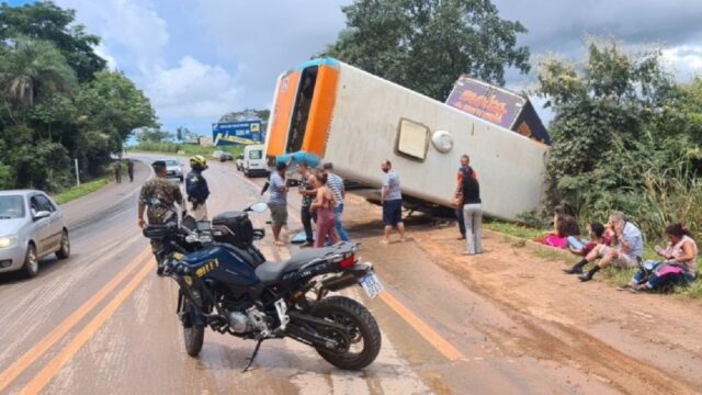 Acidente entre ônibus e caminhão deixa uma passageira morta e mais de 10 feridos em Formosa, diz PRF