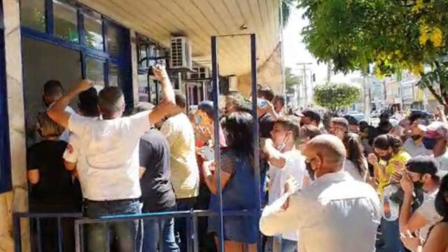 Moradores invadem Prefeitura de Caldas Novas em protesto contra decreto que restringe abertura do comércio