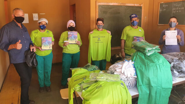 Coca-Cola Bandeirantes realiza entrega de Uniformes e EPI's na Cooperativa de Reciclagem, em Catalão