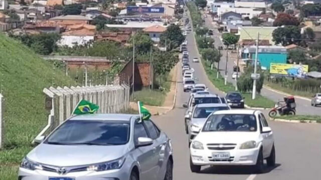Empresários fazem carreata e pedem a reabertura do comércio em Catalão
