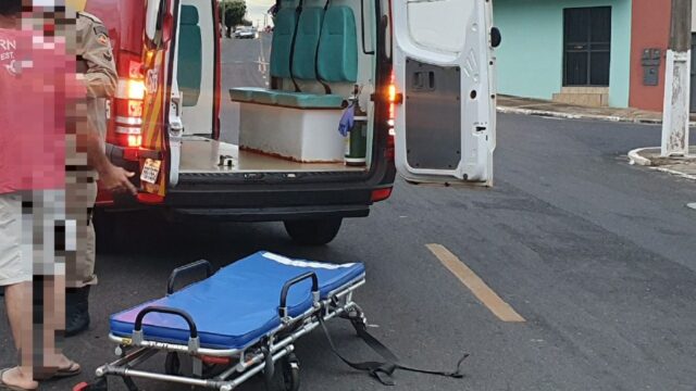 Mulher fica ferida durante colisão entre carro e moto em Catalão