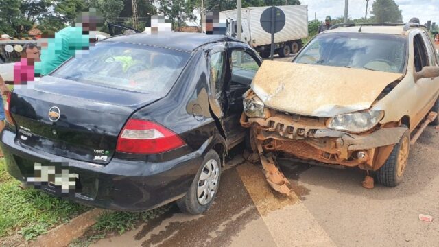 Colisão deixa feridos na BR-050 no trevo de acesso ao Bairro Pontal Norte