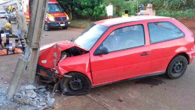 Motorista perde controle do veículo e colide contra poste em Catalão
