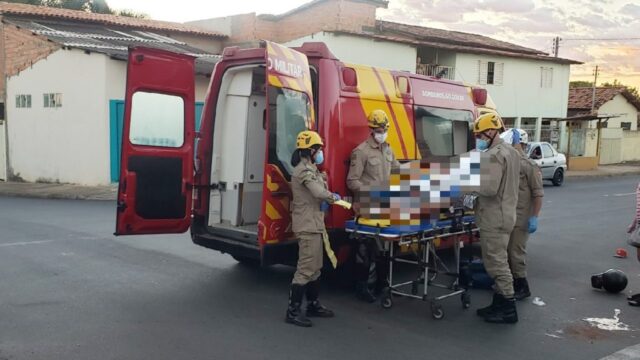 Colisão entre carro e moto deixa vítima gravemente ferida em Catalão