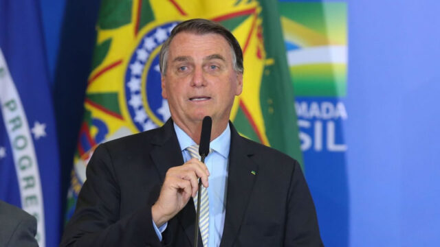 Bolsonaro zera PIS e Cofins do diesel e do gás de cozinha