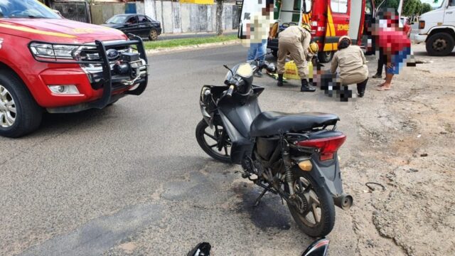 Motociclista tem ferimentos graves após acidente envolvendo moto e dois carros em Catalão