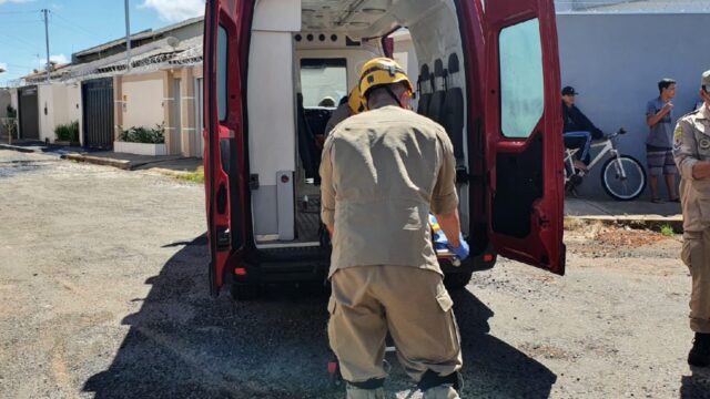 Motociclista tem ferimentos graves ao colidir contra caminhão em Catalão