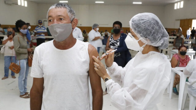 Idosos com 63 anos recebem 1ª dose da vacina contra a Covid-19 em Catalão