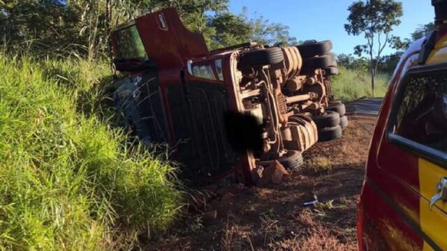 Carreta carregada de gado tombou na GO-210, entre Mazagão e Água Limpa