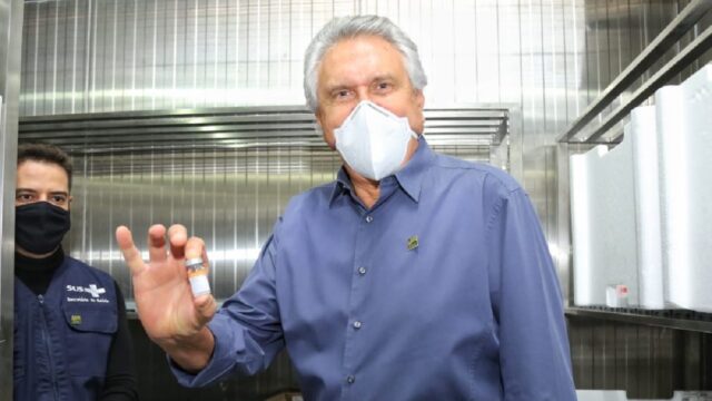 COVID-19 Caiado anuncia chegada de mais 224 mil doses de vacinas