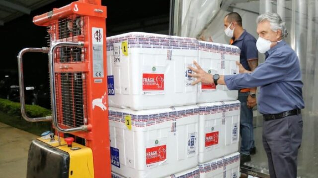 “Tenham responsabilidade de tomar a segunda dose”, afirma Caiado ao receber mais 266,8 mil vacinas contra Covid-19