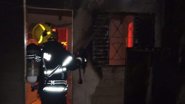Bombeiros combatem incêndio em residência, em Catalão