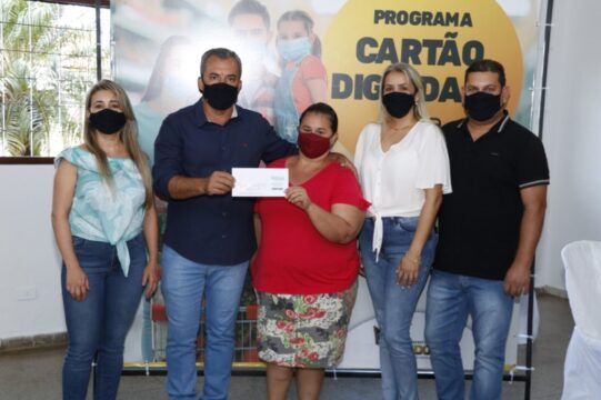 Prefeitura de Ouvidor inicia entrega de Cartão Social, 341 famílias serão beneficiadas