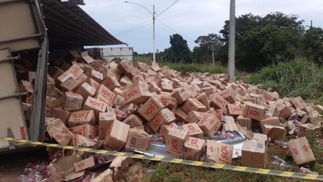 Em Caldas Novas, caminhão com produto inflamável tomba no trevo da GO-139
