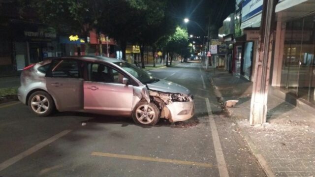 Motorista colide carro contra poste de iluminação pública em Catalão
