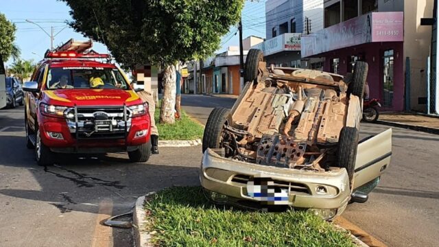 Carro capota e deixa motorista ferido em Catalão