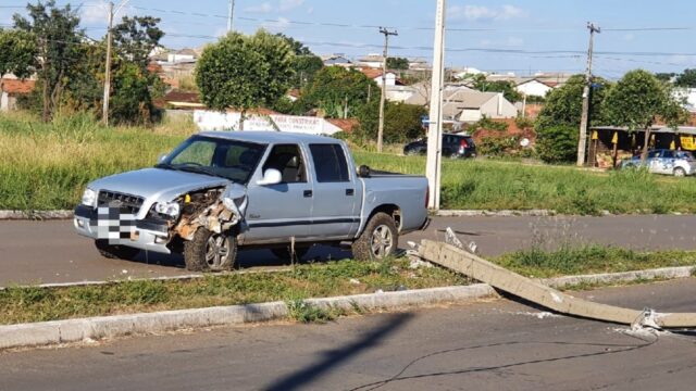 Motorista perde controle do veículo e colide contra poste em Catalão