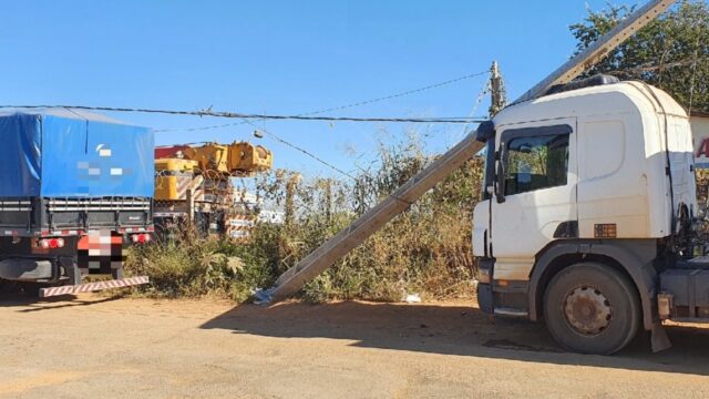Caminhão colide em poste de iluminação pública próximo ao Posto Comboio, em Catalão