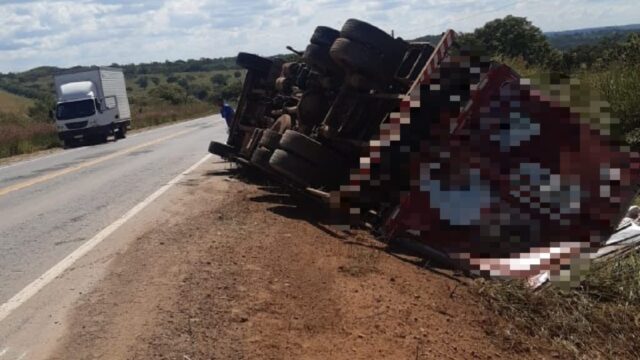 Motorista perde o controle e caminhão tomba na GO-330, em Ipameri