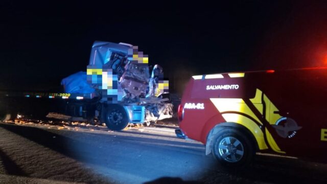 Grave acidente envolvendo caminhões deixa motorista ferido na GO-020 em Cristianópolis